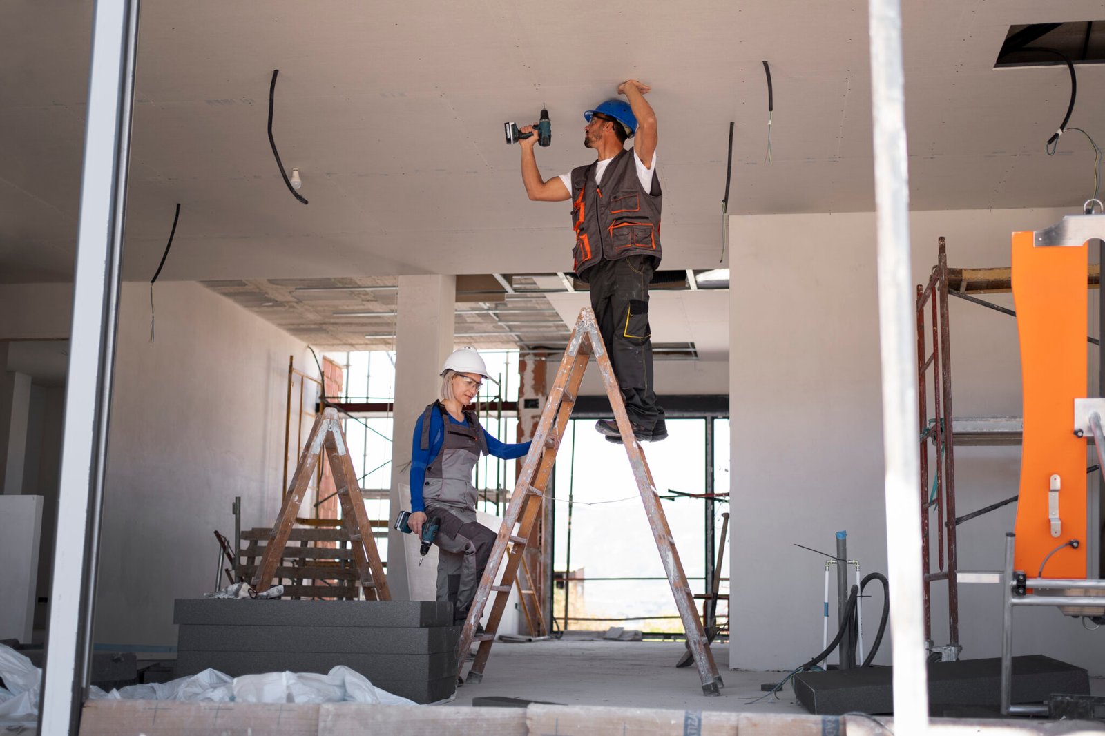 full-shot-man-woman-standing-ladder